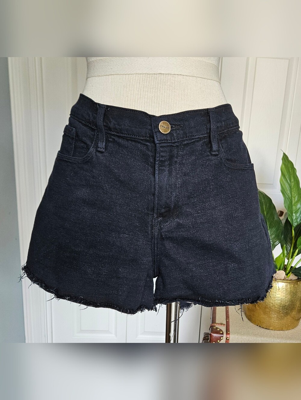 Frame Le Cutoff Mid-high Rise Black Wash Out Denim Shorts Frayed Raw Hem Size 32